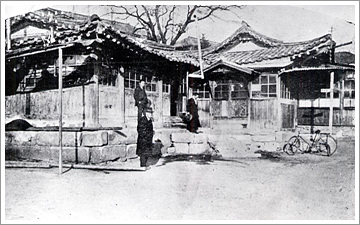 창간 때부터 1926년 광화문으로 이전할 때까지의 화동 사옥 (사사1권 41쪽)
